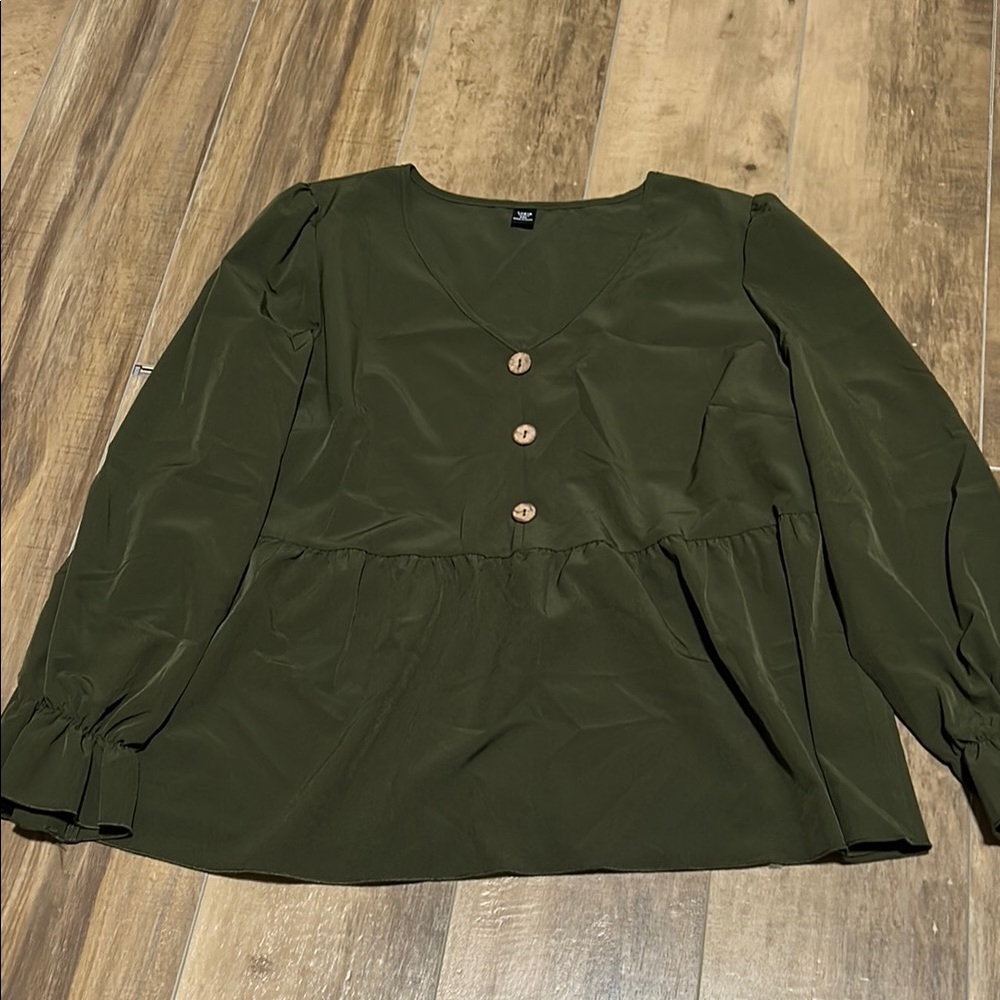 SHEIN Curve Green Boxy Buttoned Peplum Blouse